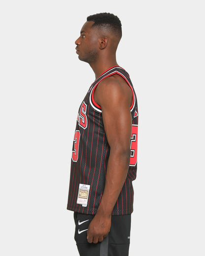 Mitchell & Ness Chicago Bulls Scottie Pippen '95-'96 #33 Swingman Jersey Black